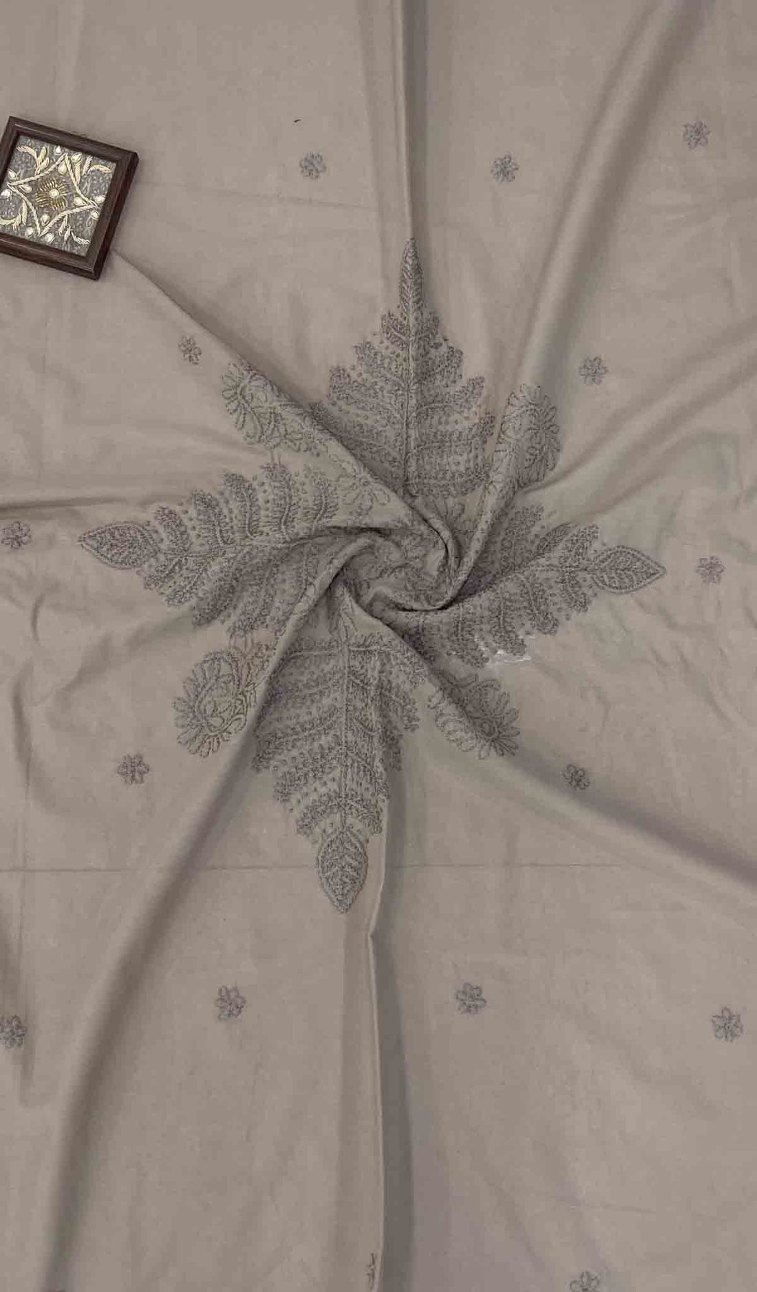 Lakhnavi 手工制作的棉质 Chikankari 桌布 - HONC041243