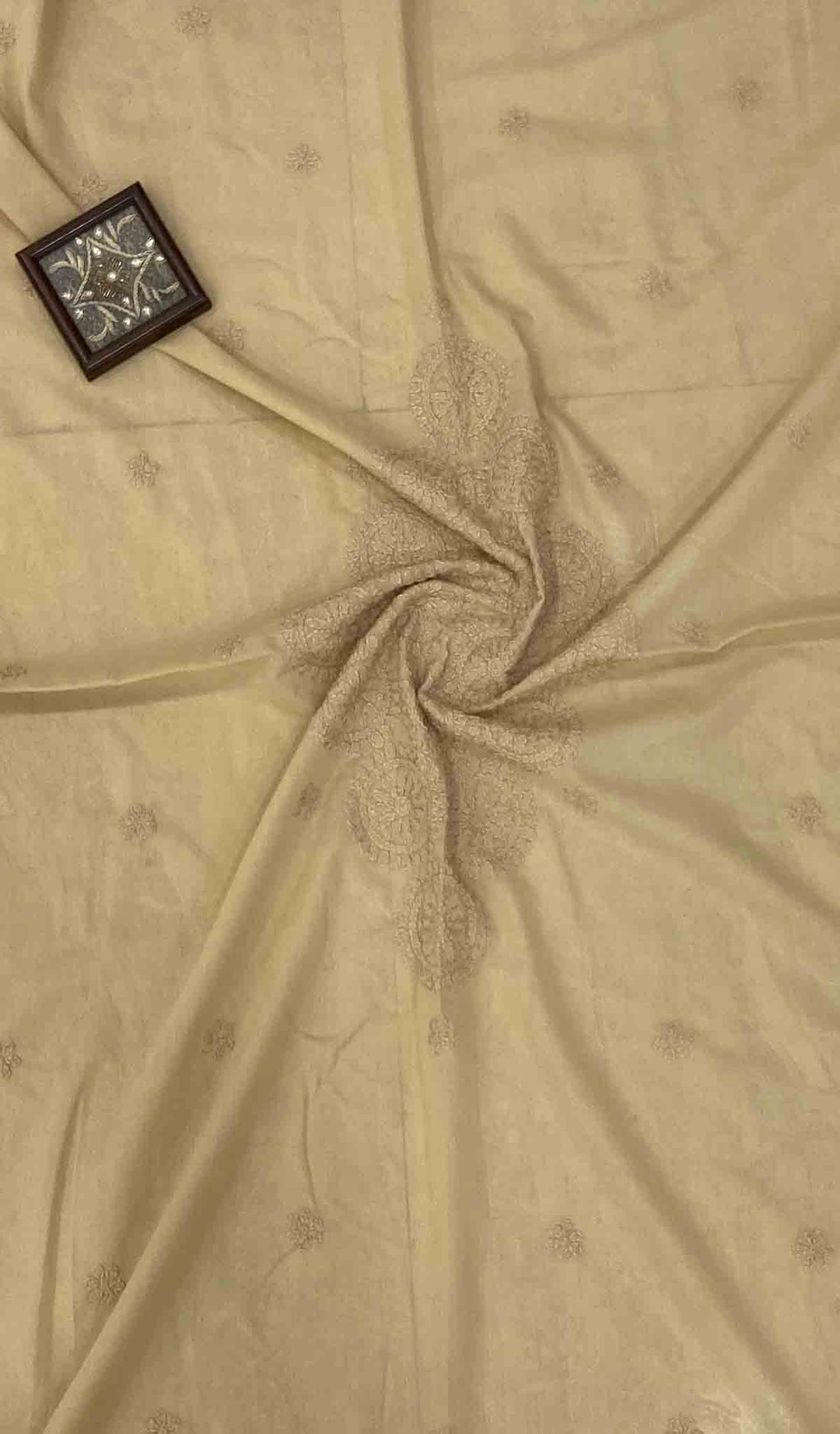 Lakhnavi 手工制作的棉质 Chikankari 桌布 - HONC041263