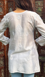 将图像加载到图库查看器中， Hania Women&#39;s Lakhnavi Handcrafted Chanderi Silk Chikankari Top - HONC0237599
