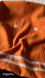 Load image into Gallery viewer, Women&#39;s Lakhnavi Handcrafted Maheshwari Mul Chanderi Kurta And Dupatta Set- HONC0282263
