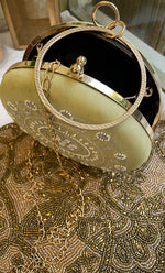 将图像加载到图库查看器中， Elegant Floral Chik0ankari Handle Clutch - HONC0313573
