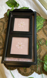 将图像加载到图库查看器中， Handcrafted Chikankari Tray with Two Coasters – Wooden Frame - HONC0254752

