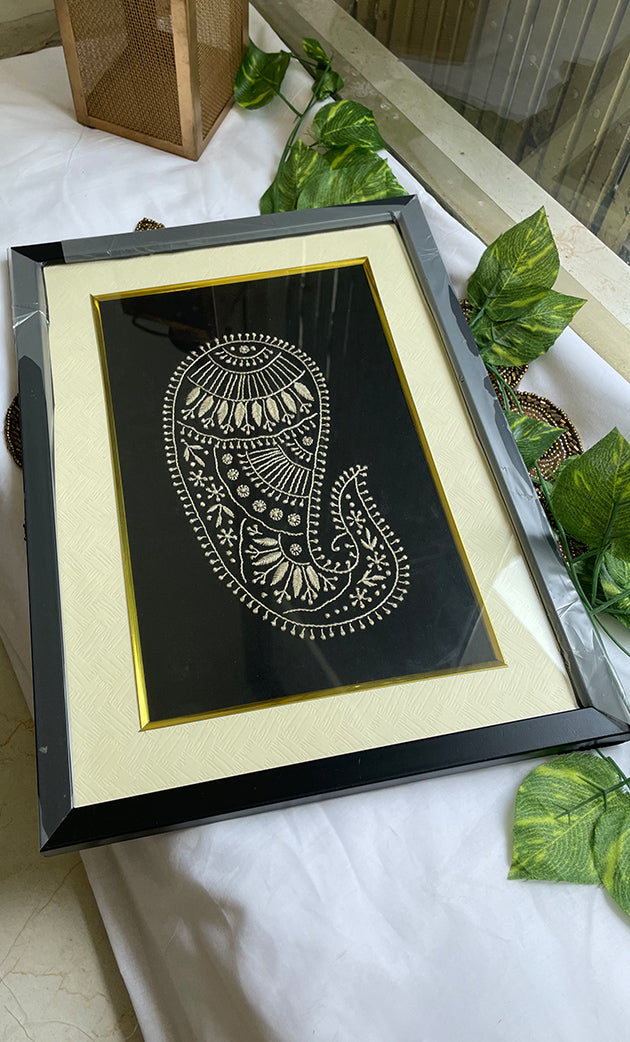 Chikankari Momento Frame – Paisley Handcrafted Embroidery (10x14 Inch, Black & White) - HONC0269462