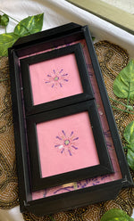 将图像加载到图库查看器中， Handcrafted Chikankari Tray with Two Coasters – Wooden Frame - HONC0295550
