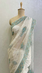 将图像加载到图库查看器中， Lucknowi 手工制作的纯欧根纱丝绸 Chikankari 纱丽 - HONC0107610