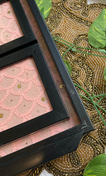 将图像加载到图库查看器中， Handcrafted Chikankari Tray with Two Coasters – Wooden Frame - HONC0295544
