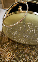 将图像加载到图库查看器中， Elegant Floral Chik0ankari Handle Clutch - HONC0313581
