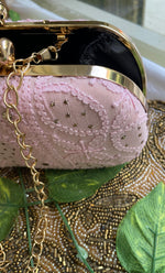 将图像加载到图库查看器中， White Handcrafted Chikankari Clutch with Golden Chain - HONC0232419
