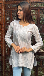 将图像加载到图库查看器中， Hania Women&#39;s Lakhnavi Handcrafted Chanderi Silk Chikankari Top - HONC0237599
