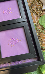 将图像加载到图库查看器中， Handcrafted Chikankari Tray with Two Coasters – Wooden Frame - HONC0269371
