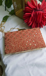 将图像加载到图库查看器中， Embroidered  Chikankari Floral Clutch  - HONC0263104

