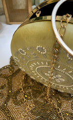 将图像加载到图库查看器中， Elegant Floral Chik0ankari Handle Clutch - HONC0313573
