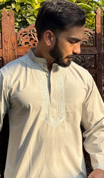 Load image into Gallery viewer, Men&#39;s Lucknowi Handcrafted Cotton Chikankari Short Kurta - HONC0121097
