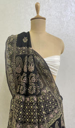 将图像加载到图库查看器中， Lucknowi 手工制作的纯欧根纱丝绸 Chikankari 纱丽 - HONC0112561