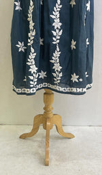 将图像加载到图库查看器中， Lucknowi 手工制作棉质 Chikankari 连衣裙 - HONC0114359
