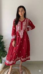Load image into Gallery viewer, Fariah Women's Lucknowi Handcrafted Mul Chanderi Chikankari Kurti - HONC04497617