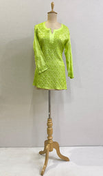 将图像加载到图库查看器中， Women&#39;s Lakhnavi Handcrafted Silk Chikankari Top - HONC0176262
