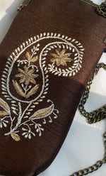 将图像加载到图库查看器中， Chikankari Embroidered Mobile Cover with Metal Frame - HONC0329999
