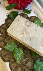 将图像加载到图库查看器中， Chikankari Clutch Bag - HONC0308892
