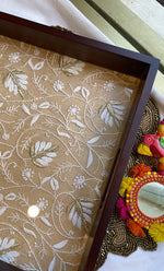 将图像加载到图库查看器中， Elegant Wooden Chikankari Tray – Handcrafted Lucknowi Embroidery - HONC0310867

