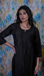 将图像加载到图库查看器中， Heena Women&#39;s Lucknowi Handcrafted Raw Silk Chikankari Kurti - HONC0177199
