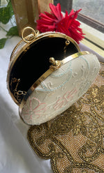 将图像加载到图库查看器中， Elegant Floral Chikankari Handle Clutch - HONC0263117
