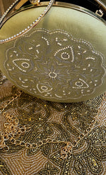 将图像加载到图库查看器中， Elegant Floral Chik0ankari Handle Clutch - HONC0313581
