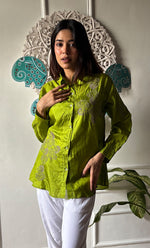 将图像加载到图库查看器中， Arohi Women&#39;s Lakhnavi Handcrafted Pure Manglore silk top with fine Chikankari - HONC0306909
