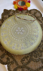 将图像加载到图库查看器中， Elegant Floral Chik0ankari Handle Clutch - HONC0313573

