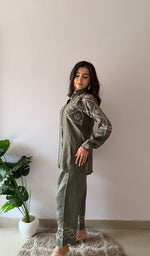 Load image into Gallery viewer, Women's Lakhnavi Handcrafted Chanderi Silk Chikankari Top And Pant Set - HONC0379821