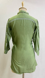 将图像加载到图库查看器中， Shamina Women&#39;s Lakhnavi Handcrafted Chanderi Silk Chikankari Top - HONC0166339
