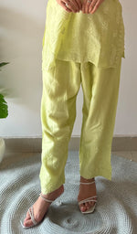 将图像加载到图库查看器中， Amreena Women's Lakhnavi Handcrafted Chanderi Silk Chikankari Top And Pant Set - HONC0373448