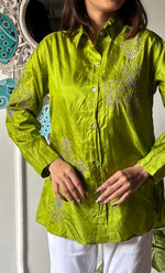 将图像加载到图库查看器中， Arohi Women&#39;s Lakhnavi Handcrafted Pure Manglore silk top with fine Chikankari - HONC0306909
