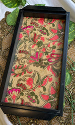 将图像加载到图库查看器中， Handcrafted Chikankari Tray with Two Coasters – Wooden Frame - HONC0295560
