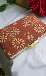 将图像加载到图库查看器中， Embroidered  Chikankari Floral Clutch  - HONC0263104
