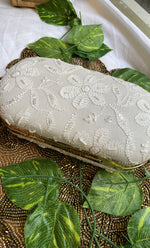 将图像加载到图库查看器中， White Handcrafted Chikankari Clutch with Golden Chain - HONC0232412
