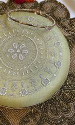 将图像加载到图库查看器中， Elegant Floral Chik0ankari Handle Clutch - HONC0313573
