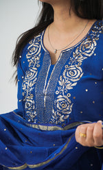 将图像加载到图库查看器中， Shanaya Women&#39;s Lakhnavi Handcrafted Mul Chanderi Chikankari Stitched Kurta, Dupatta And Pant Set - HONC0322417
