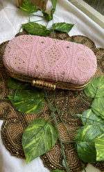 将图像加载到图库查看器中， White Handcrafted Chikankari Clutch with Golden Chain - HONC0232419
