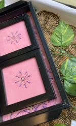 将图像加载到图库查看器中， Handcrafted Chikankari Tray with Two Coasters – Wooden Frame - HONC0295550
