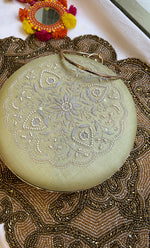 将图像加载到图库查看器中， Elegant Floral Chik0ankari Handle Clutch - HONC0313581
