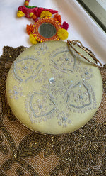 将图像加载到图库查看器中， Elegant Floral Chik0ankari Handle Clutch - HONC0313577
