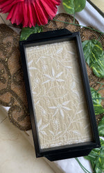 将图像加载到图库查看器中， Handcrafted Chikankari Tray with Two Coasters – Wooden Frame - HONC0310957
