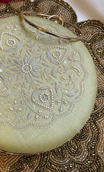 将图像加载到图库查看器中， Elegant Floral Chik0ankari Handle Clutch - HONC0313581
