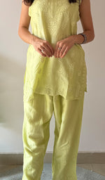 将图像加载到图库查看器中， Amreena Women's Lakhnavi Handcrafted Chanderi Silk Chikankari Top And Pant Set - HONC0373448