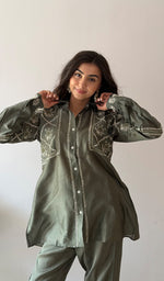 Load image into Gallery viewer, Women's Lakhnavi Handcrafted Chanderi Silk Chikankari Top And Pant Set - HONC0379821