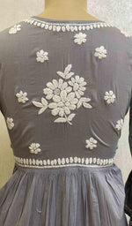 将图像加载到图库查看器中， Lucknowi 手工制作棉质 Chikankari 连衣裙 - HONC060175