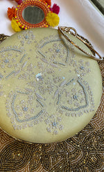将图像加载到图库查看器中， Elegant Floral Chik0ankari Handle Clutch - HONC0313577
