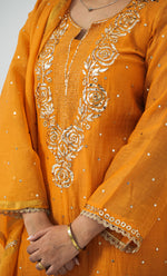 将图像加载到图库查看器中， Shanaya Women&#39;s Lakhnavi Handcrafted Mul Chanderi Chikankari Stitched Kurta, Dupatta And Pant Set - HONC0322418
