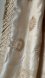 将图像加载到图库查看器中， Women&#39;s Lakhnavi Handcrafted Tussar Silk Chikankari Saree - HONC0258444
